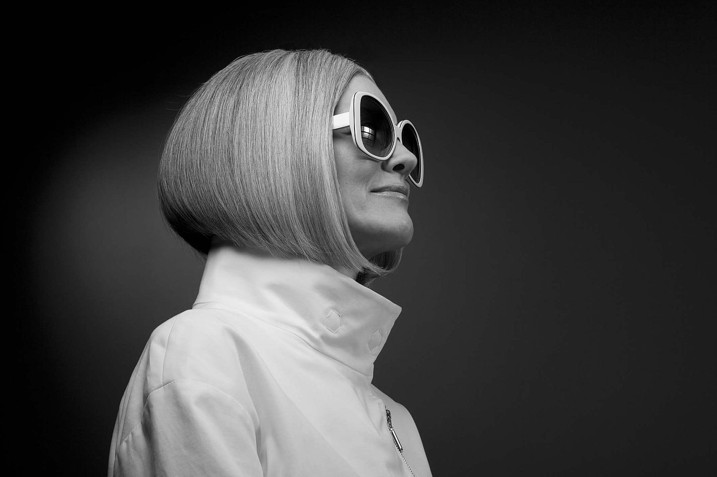 Frau mit Sonnenbrille – Optikhaus Wagner
